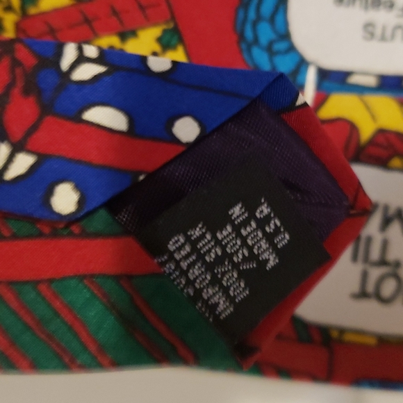 Peanuts | Men's 100% Silk Tie "Do Not Open Until Christmas" - Picture 7 of 8